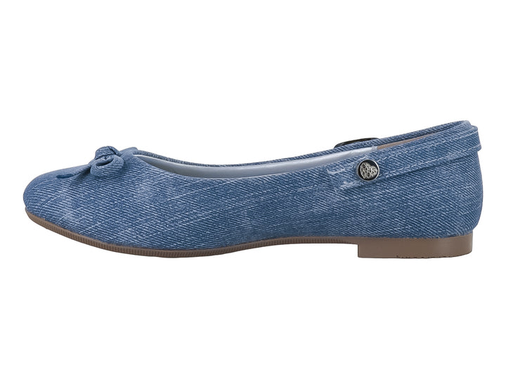 Zapato plano tipo baleta para niña en color azul denim con detalle de moño y hebilla lateral.