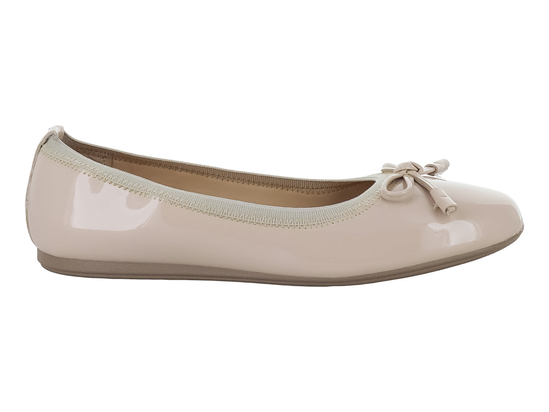 Zapato tipo baleta para niña en color beige brillante con detalle de moño en la punta.
