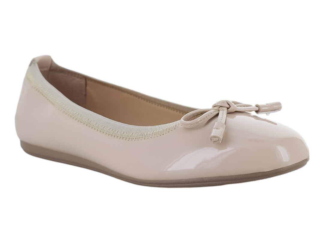 Zapato tipo baleta para niña en color beige brillante con detalle de moño en la punta.