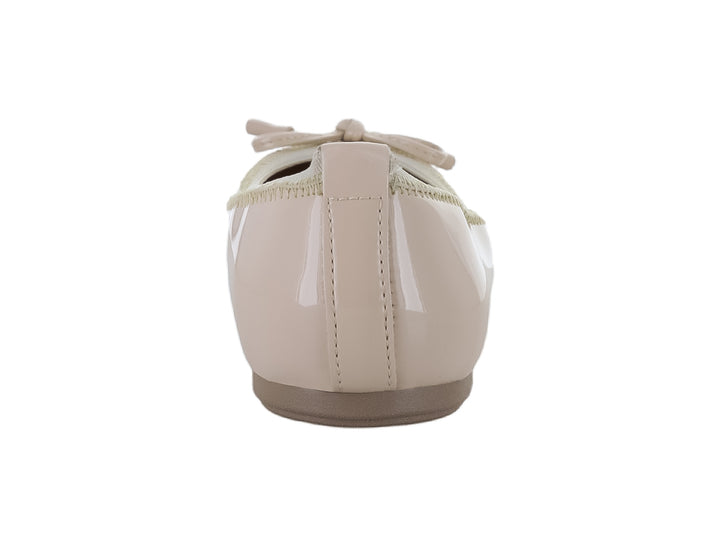 Zapato tipo baleta para niña en color beige brillante con detalle de moño en la punta.