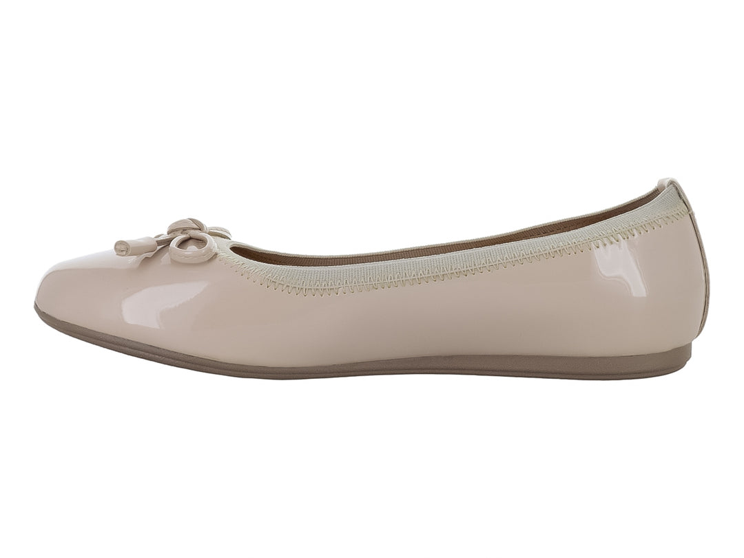 Zapato tipo baleta para niña en color beige brillante con detalle de moño en la punta.