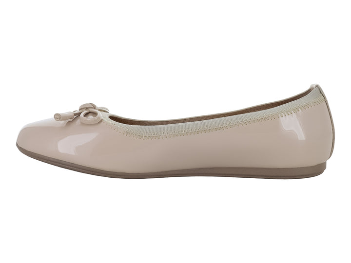 Zapato tipo baleta para niña en color beige brillante con detalle de moño en la punta.