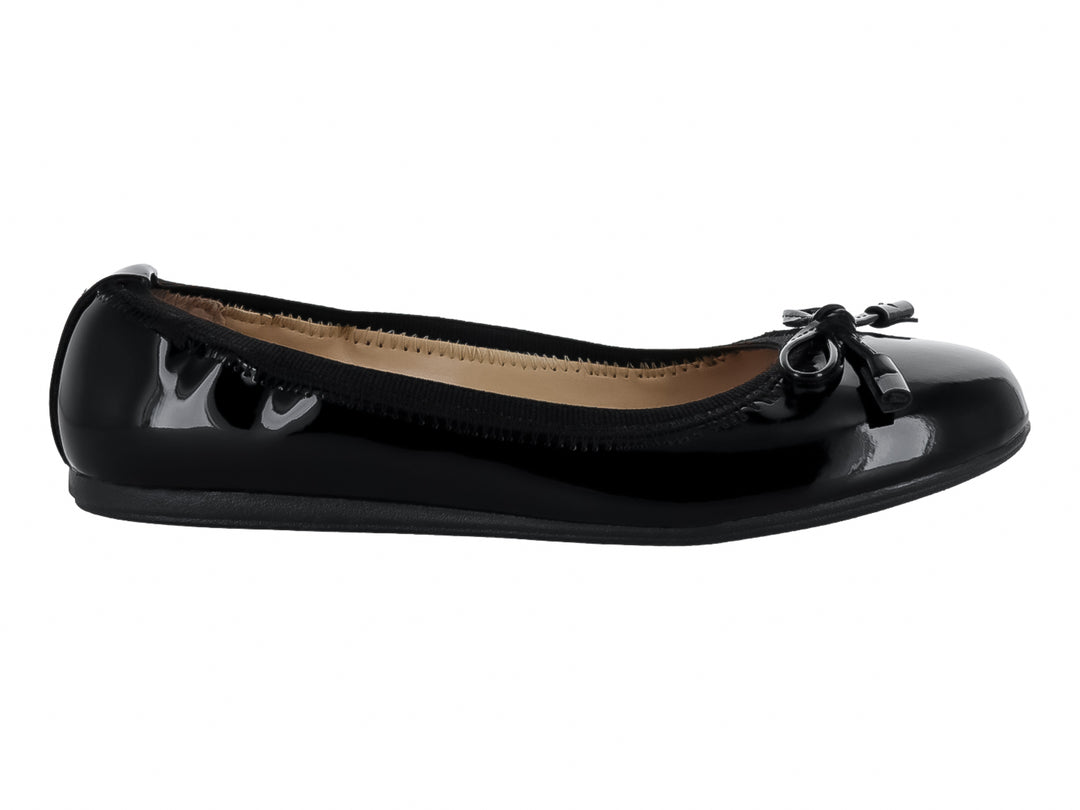 Zapato tipo baleta para niña en color negro charol brillante con un pequeño moño decorativo al frente.