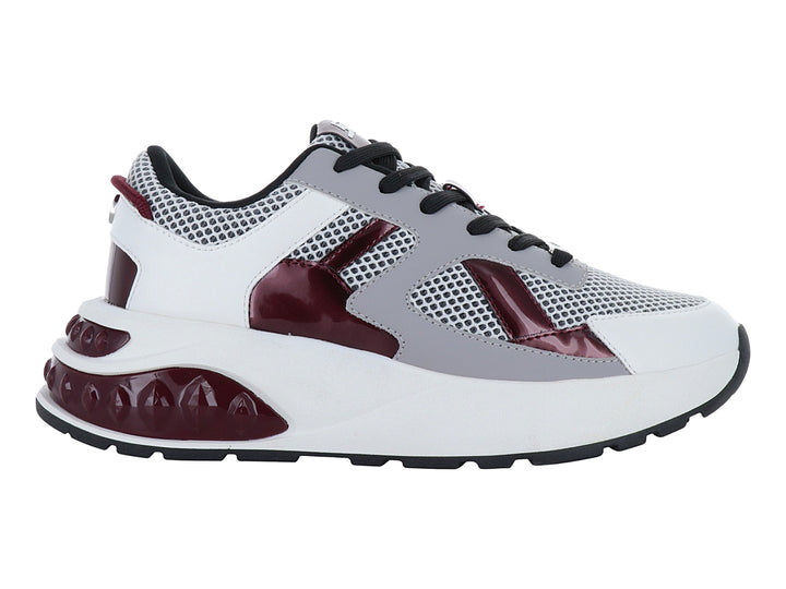 Tenis Steve Madden Logan en colores blanco, gris y borgoña con suela ancha y detalles de malla.