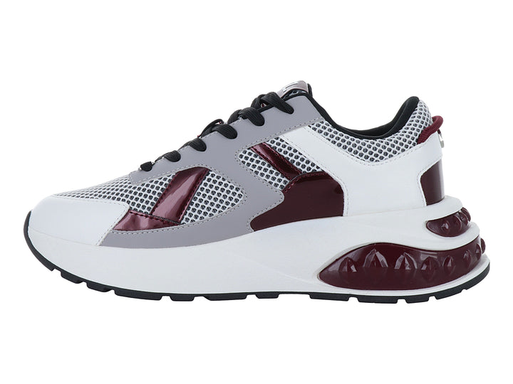 Tenis Steve Madden Logan en colores blanco, gris y borgoña con suela ancha y detalles de malla.