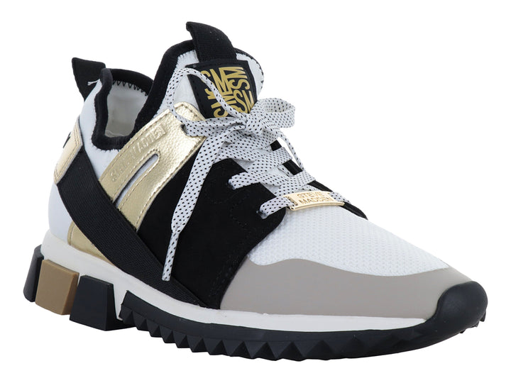 Tenis Steve Madden modelo Decend en colores blanco, negro y dorado con suela gruesa dentada.
