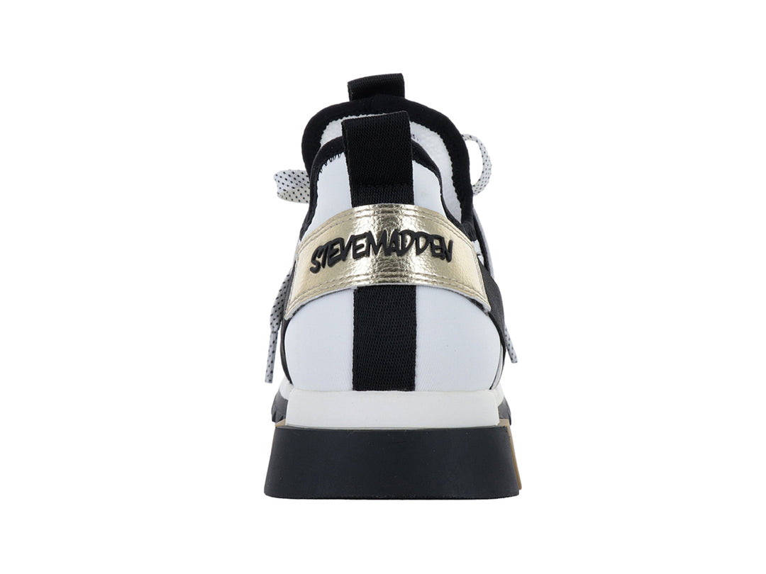 Tenis Steve Madden modelo Decend en colores blanco, negro y dorado con suela gruesa dentada.