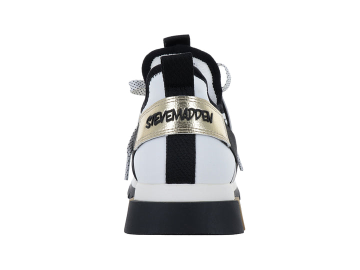 Tenis Steve Madden modelo Decend en colores blanco, negro y dorado con suela gruesa dentada.