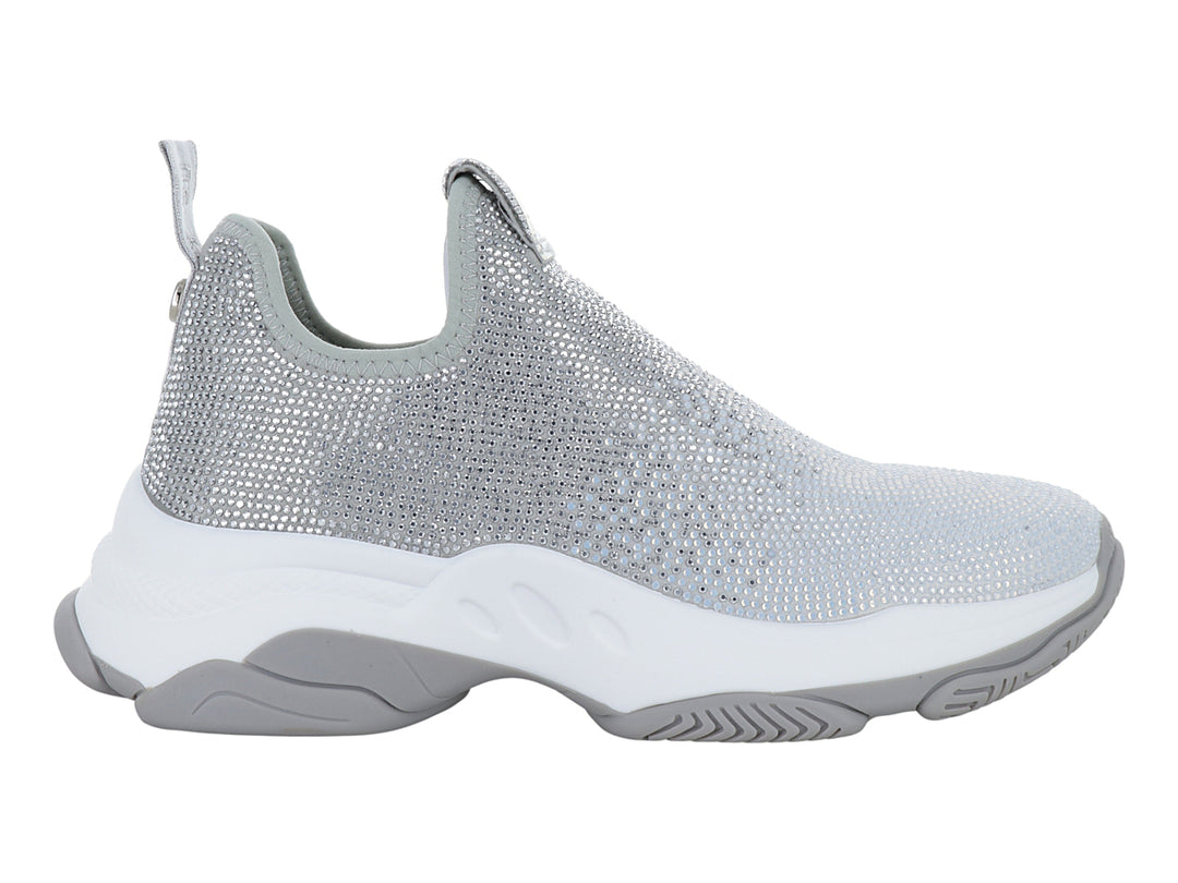 Tenis plateados brillantes de Steve Madden con suela gruesa blanca y gris, diseño sin cordones.