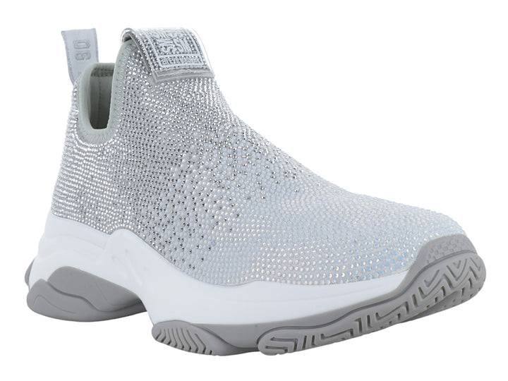 Tenis plateados brillantes de Steve Madden con suela gruesa blanca y gris, diseño sin cordones.