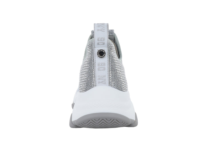 Tenis plateados brillantes de Steve Madden con suela gruesa blanca y gris, diseño sin cordones.