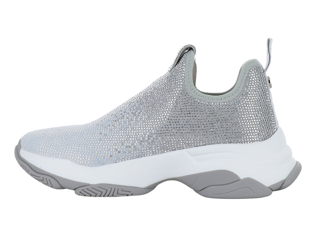 Tenis plateados brillantes de Steve Madden con suela gruesa blanca y gris, diseño sin cordones.
