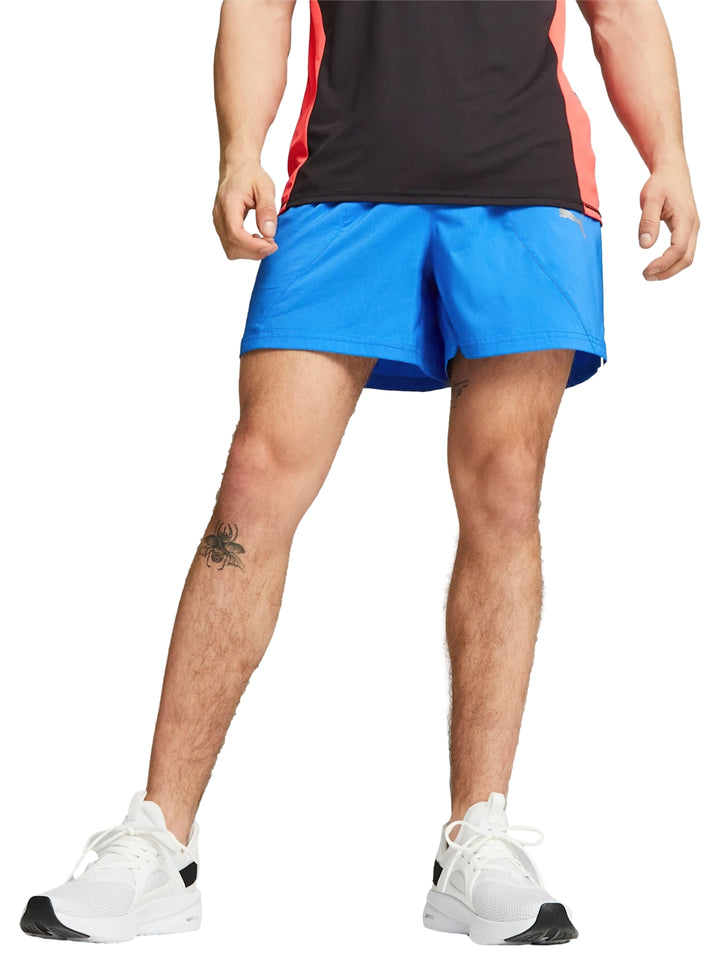 Hombre vistiendo pantalones cortos deportivos PUMA en color azul ultra blue.