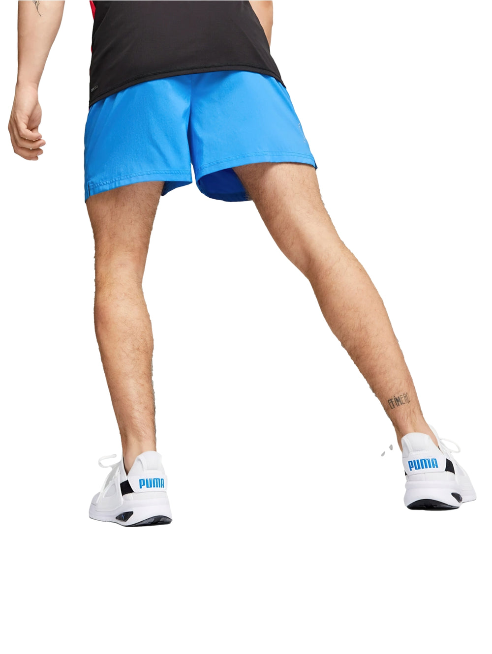 Hombre vistiendo pantalones cortos deportivos PUMA en color azul ultra blue.