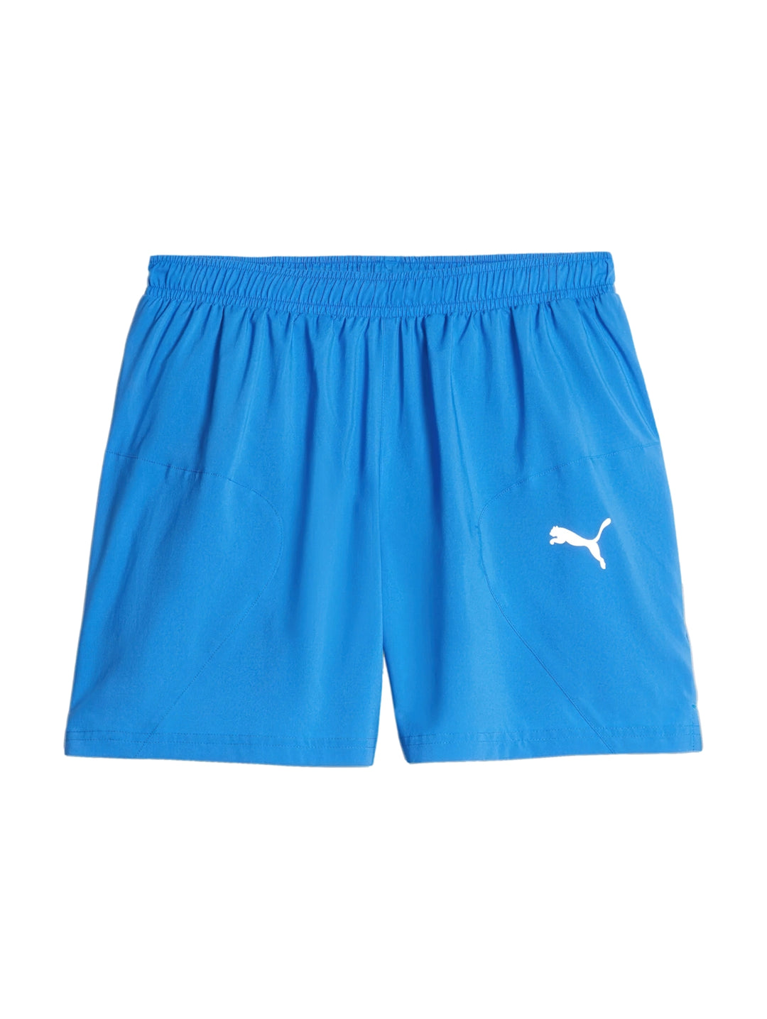 Hombre vistiendo pantalones cortos deportivos PUMA en color azul ultra blue.