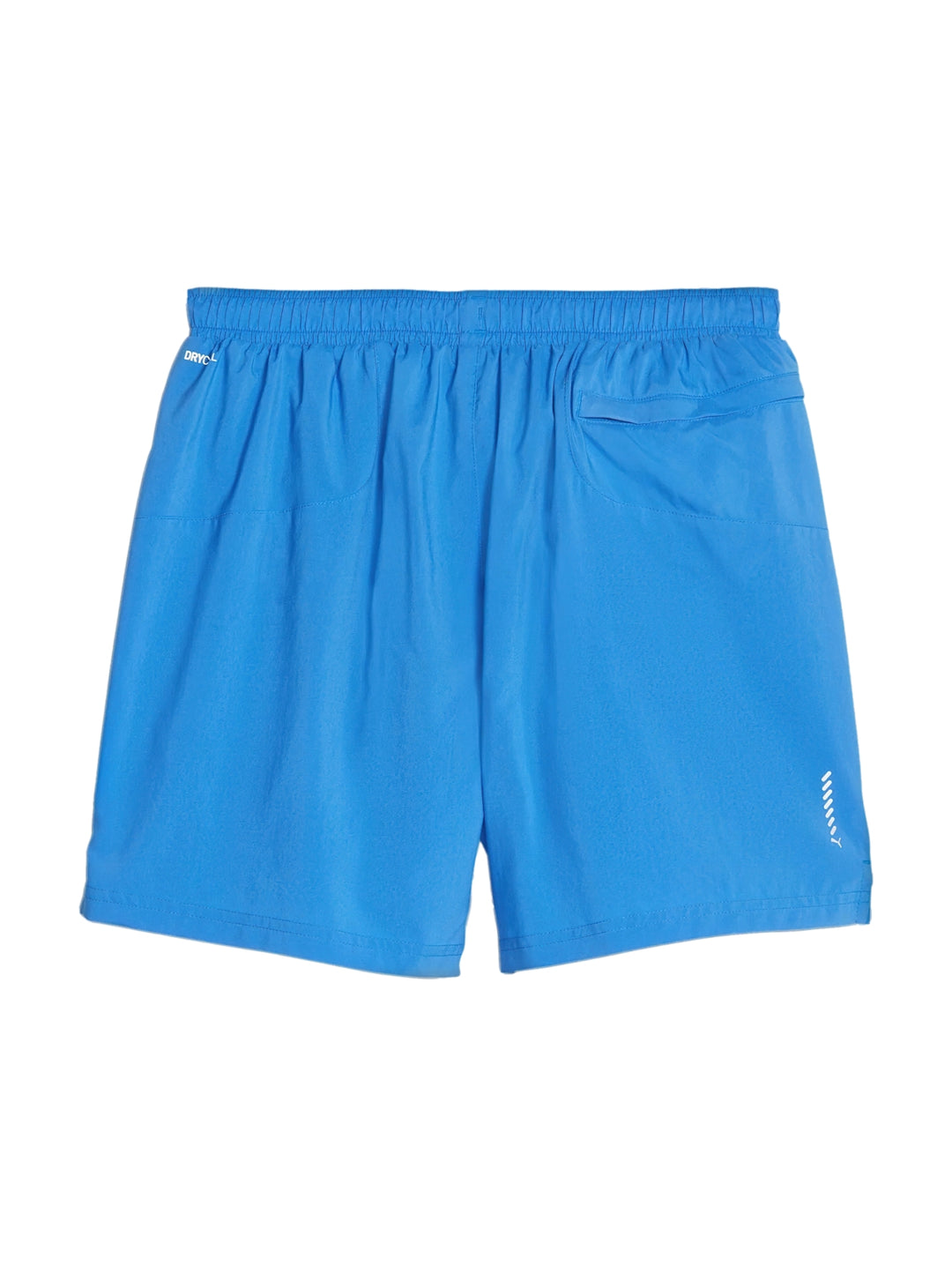Hombre vistiendo pantalones cortos deportivos PUMA en color azul ultra blue.