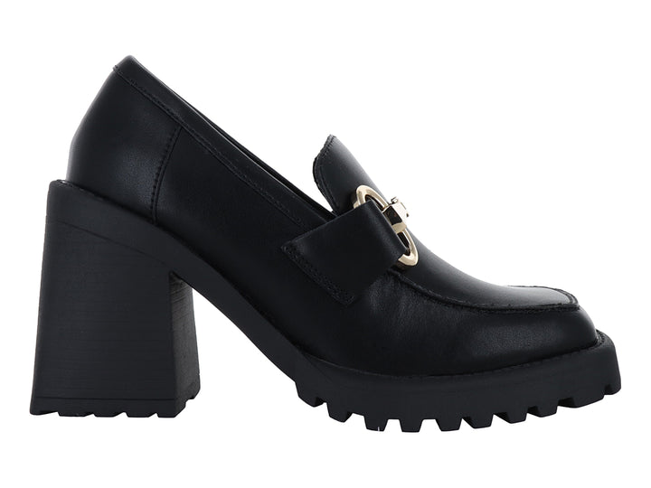 Zapato negro de tacón grueso y suela track con hebilla dorada de Steve Madden.