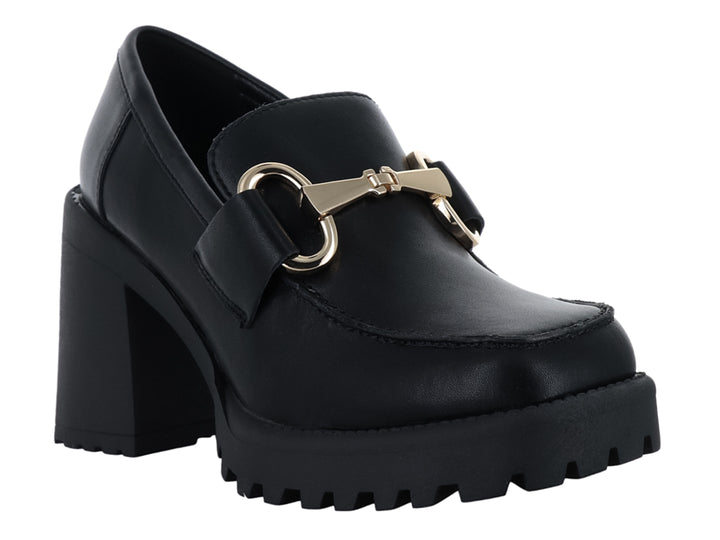 Zapato negro de tacón grueso y suela track con hebilla dorada de Steve Madden.