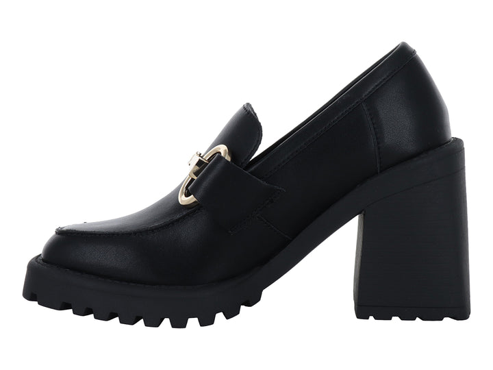 Zapato negro de tacón grueso y suela track con hebilla dorada de Steve Madden.