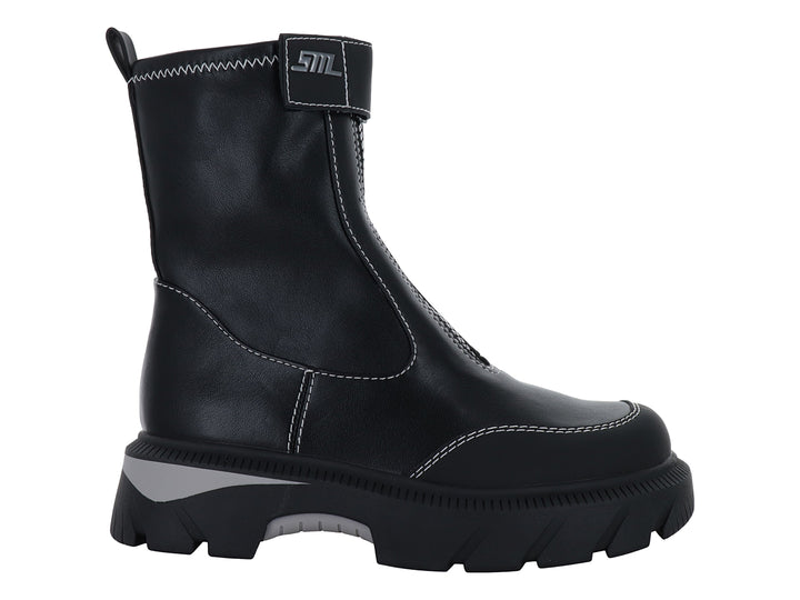 Bota negra Steve Madden con suela track gruesa, detalles de costuras blancas y acento gris en la entresuela.