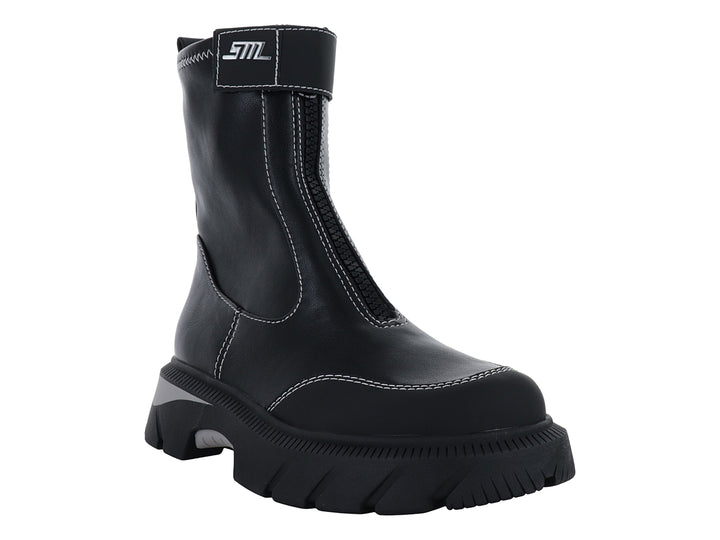 Bota negra Steve Madden con suela track gruesa, detalles de costuras blancas y acento gris en la entresuela.
