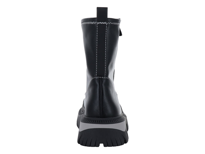 Bota negra Steve Madden con suela track gruesa, detalles de costuras blancas y acento gris en la entresuela.