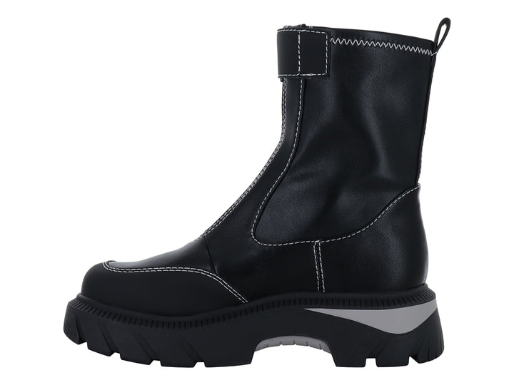 Bota negra Steve Madden con suela track gruesa, detalles de costuras blancas y acento gris en la entresuela.