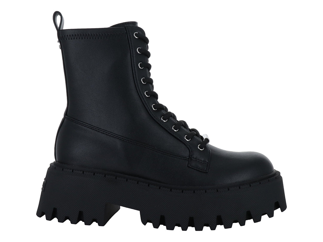 Bota negra de plataforma con suela track y agujetas.