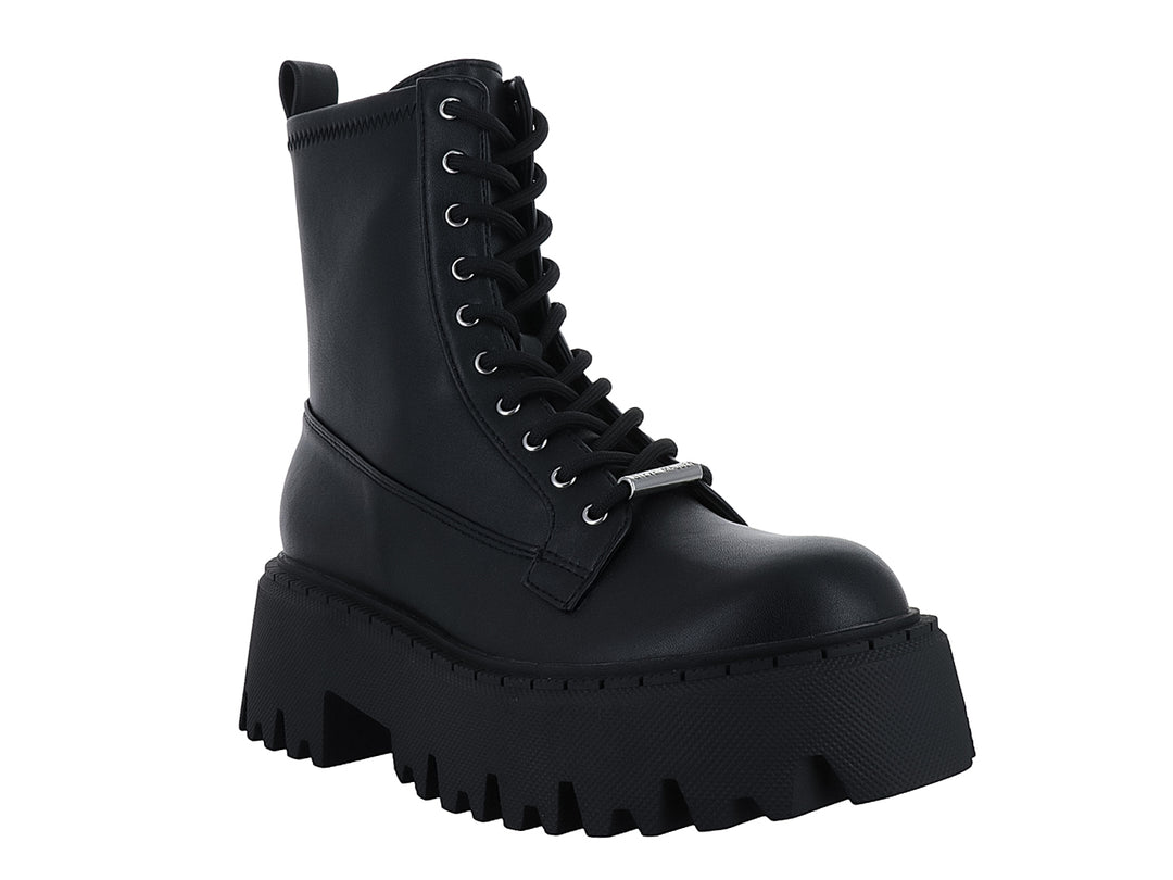 Bota negra de plataforma con suela track y agujetas.