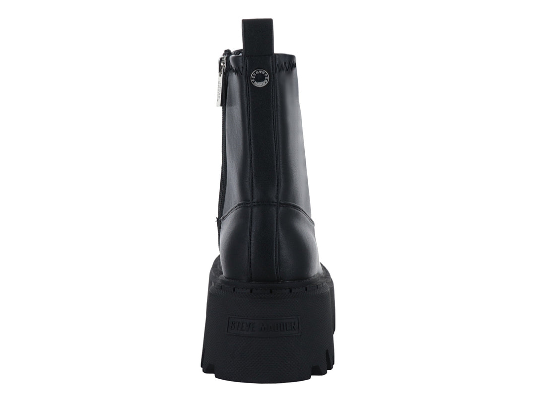 Bota negra de plataforma con suela track y agujetas.
