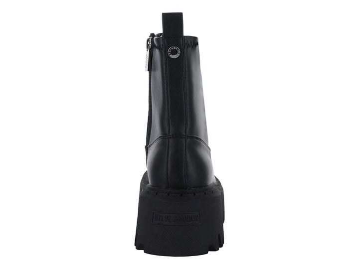 Bota negra de plataforma con suela track y agujetas.
