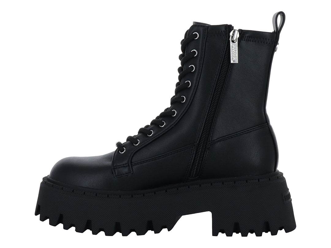 Bota negra de plataforma con suela track y agujetas.