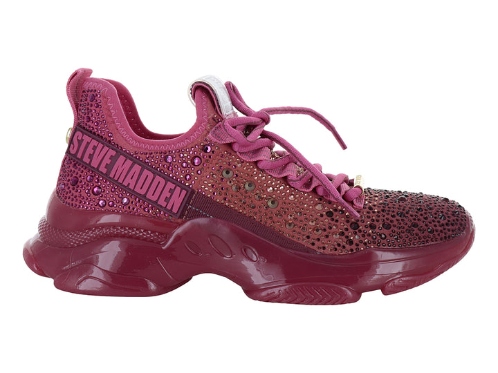 Tenis Steve Madden color raspberry con suela de plataforma y detalles de cristales brillantes.