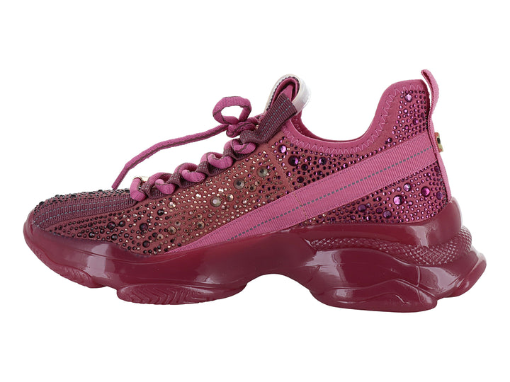 Tenis Steve Madden color raspberry con suela de plataforma y detalles de cristales brillantes.