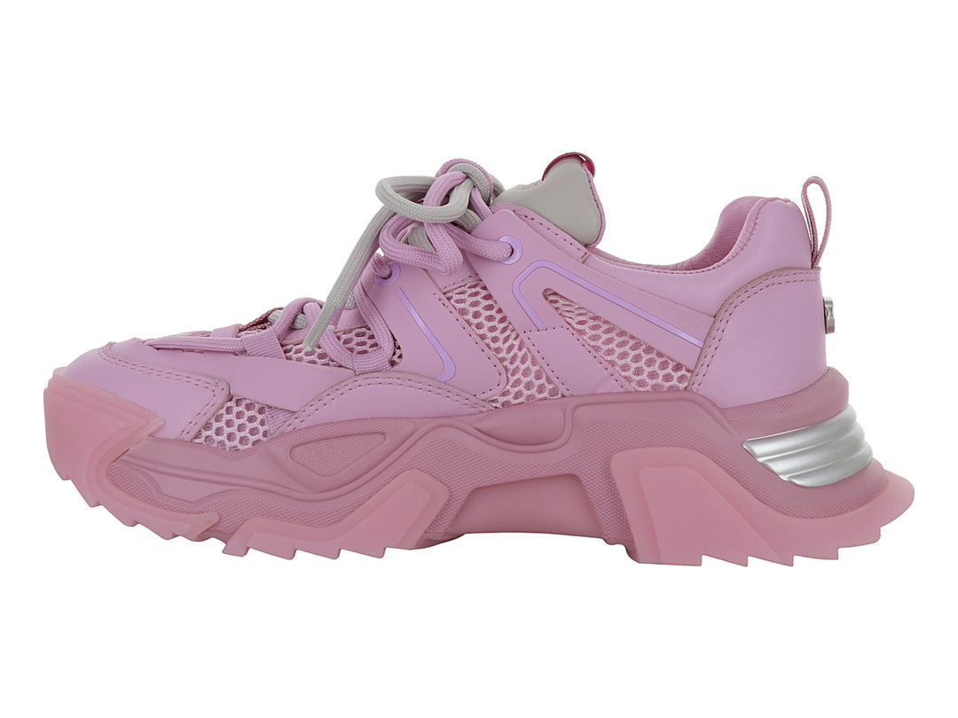 Tenis deportivos Steve Madden color rosa con suela robusta y detalles en malla.