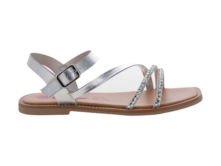 Sandalia plana color plata con detalles brillantes y correa con hebilla.