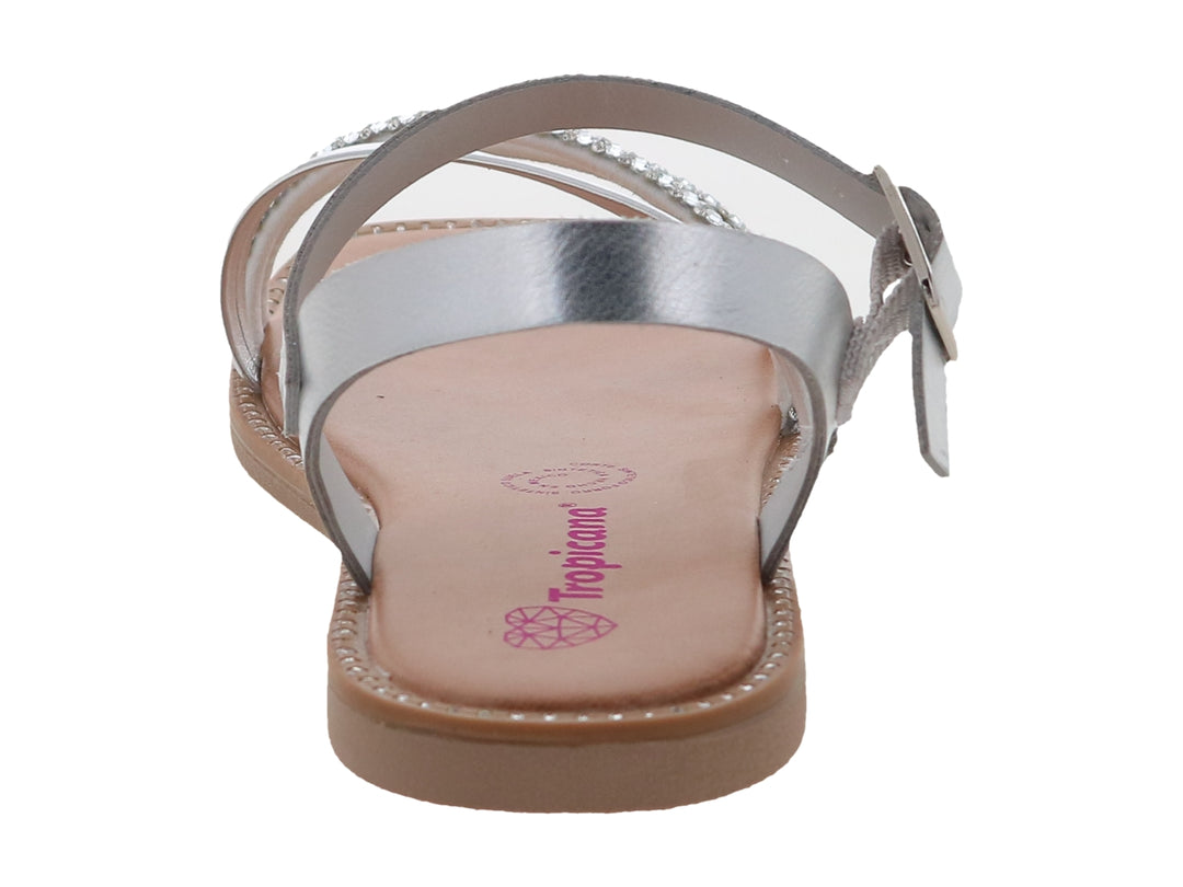 Sandalia plana color plata con detalles brillantes y correa con hebilla.