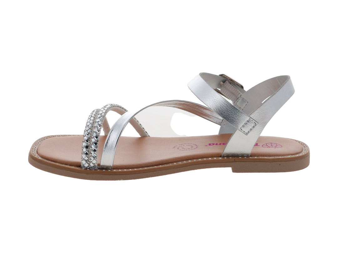 Sandalia plana color plata con detalles brillantes y correa con hebilla.