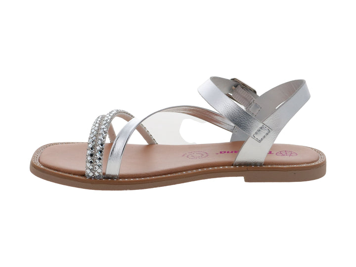 Sandalia plana color plata con detalles brillantes y correa con hebilla.