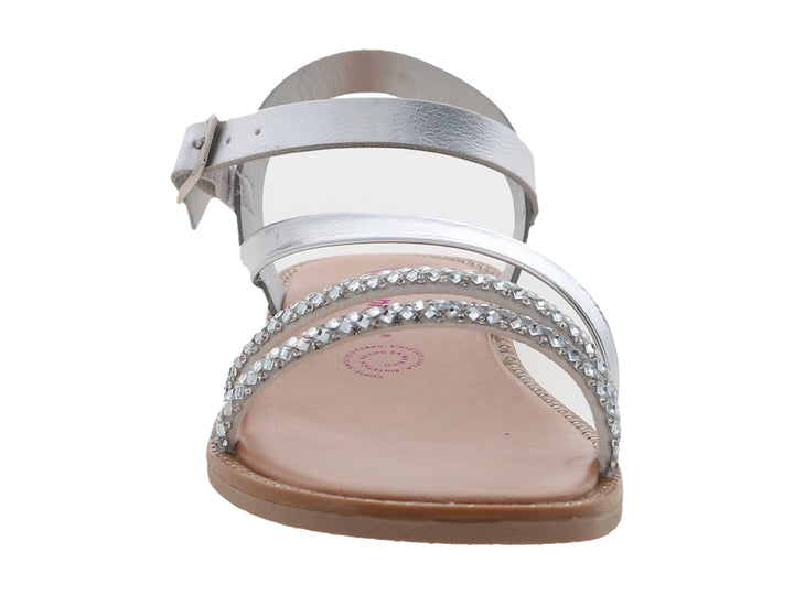 Sandalia plana color plata con detalles brillantes y correa con hebilla.