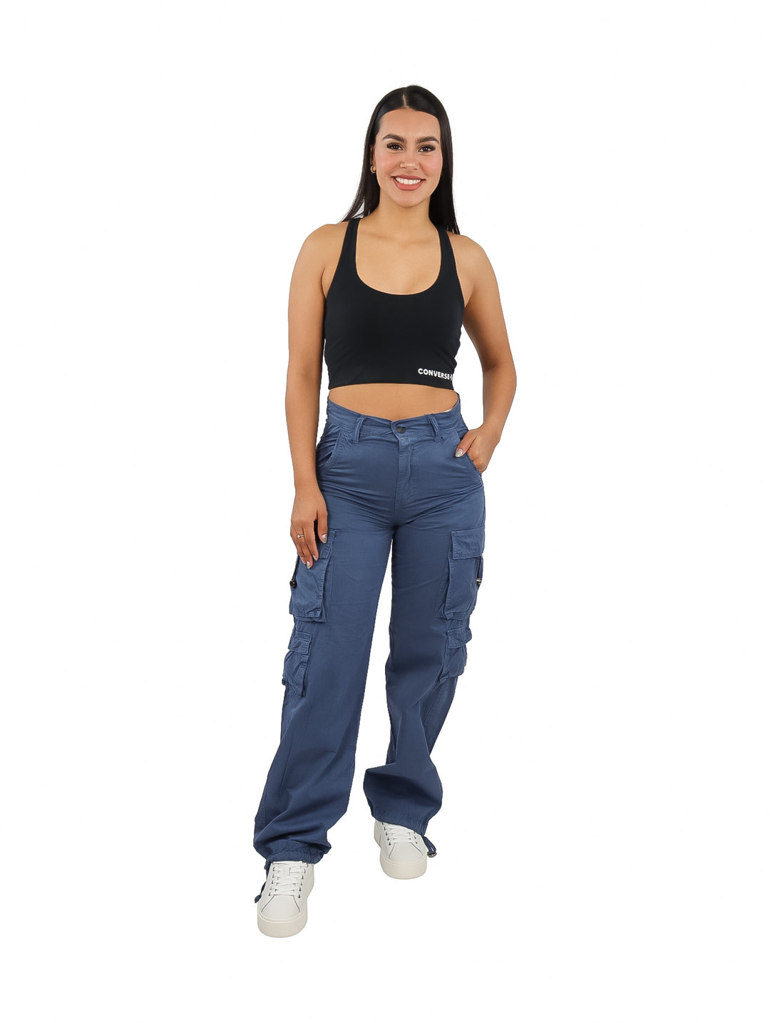 Mujer vistiendo un bra top corto de color negro con el logo de Converse en blanco.