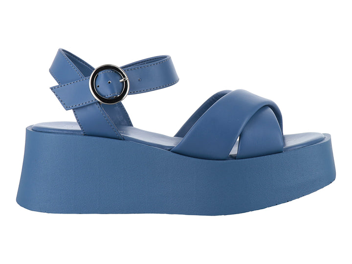 Sandalia de plataforma color azul con tiras cruzadas y correa al tobillo con hebilla plateada.