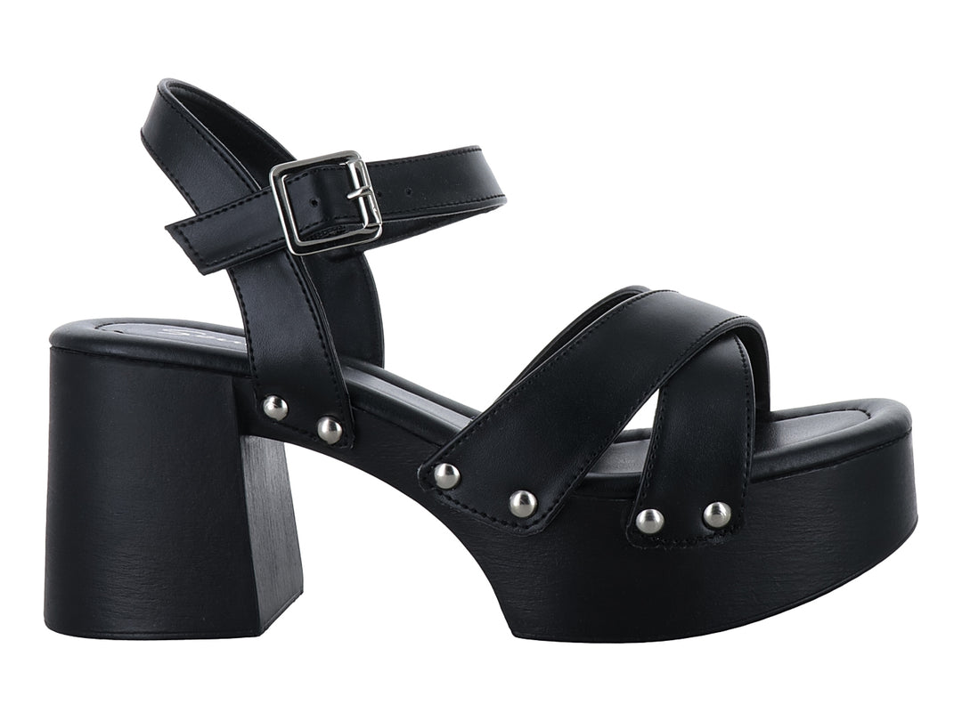 Sandalia Senties color negro con plataforma, tacón grueso y detalles de remaches plateados.