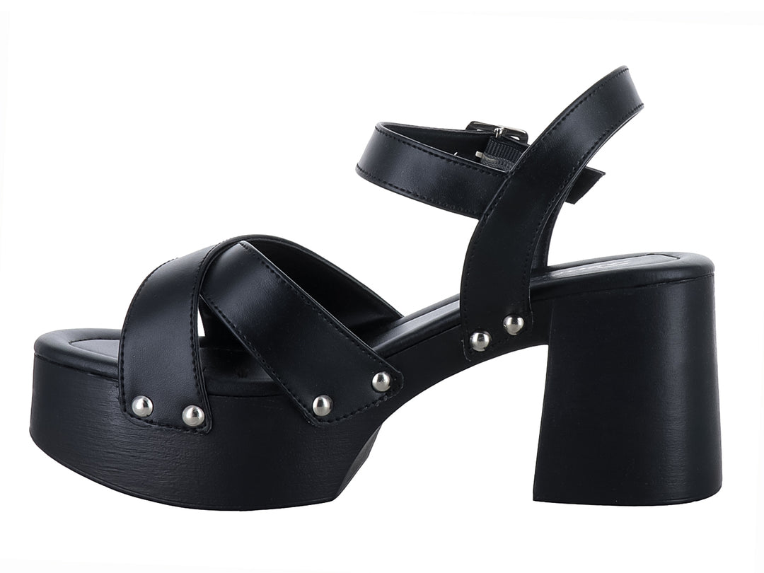 Sandalia Senties color negro con plataforma, tacón grueso y detalles de remaches plateados.