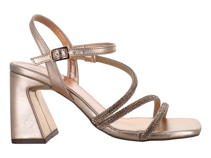Sandalia color oro rosado con tacón cuadrado y tiras adornadas con brillantes.