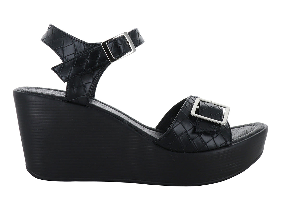Sandalia de plataforma color negro con textura de piel de cocodrilo y hebillas plateadas.