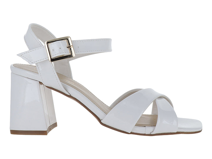 Sandalia de mujer en color blanco brillante con tacón cuadrado y correa al tobillo con hebilla dorada.