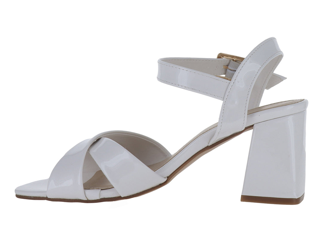 Sandalia de mujer en color blanco brillante con tacón cuadrado y correa al tobillo con hebilla dorada.