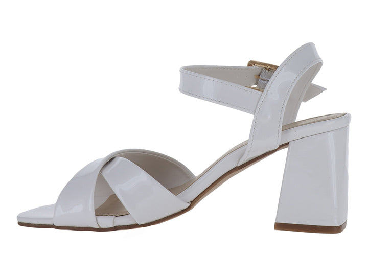 Sandalia de mujer en color blanco brillante con tacón cuadrado y correa al tobillo con hebilla dorada.
