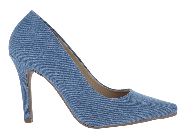 Zapato de tacón alto para mujer en color azul cielo con textura similar a la mezclilla y punta cerrada.